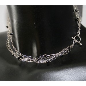 Hæklet halskæde med sølvtråd og perler